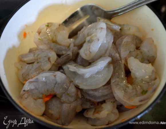 Очистить размороженные сырые креветки, помыть. Посолить.