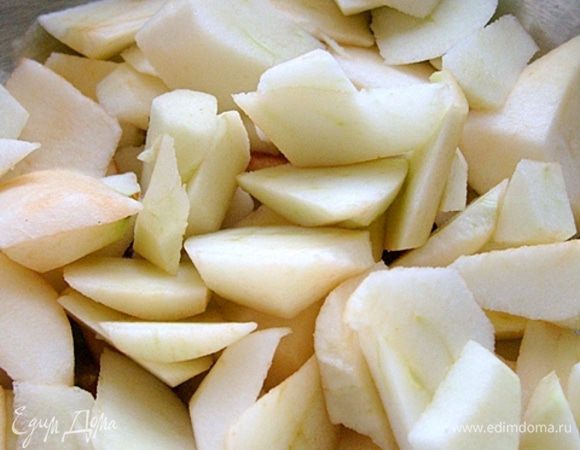 Яблоки очищаем и крупно нарезаем.