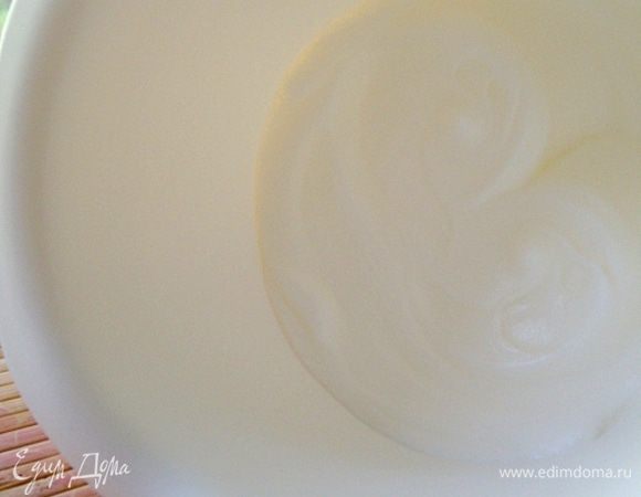 Белки взбиваем до устойчивых пиков