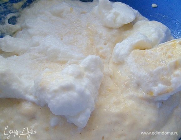 Кладем в смесь с желтками нарезанные яблоки, медленно и аккуратно вводим  белки.