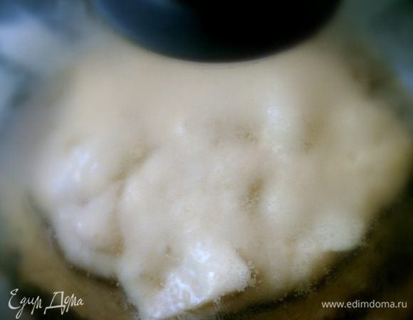 На разогретую и смазанную маслом сковороду выкладываем половину смеси и обжариваем наш омлет до румяности под крышкой с двух сторон.