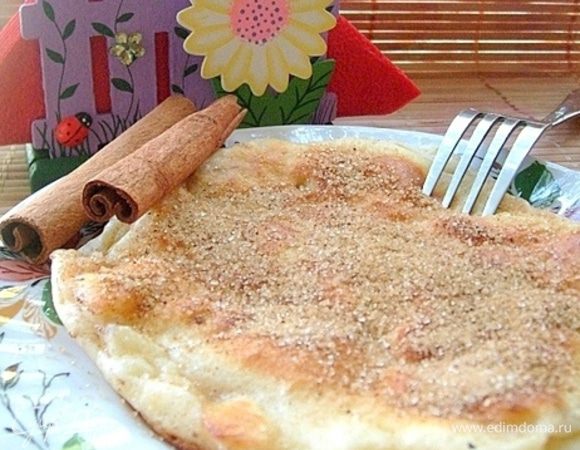 Подаем омлет горячим, посыпав щедро коричной смесью. 

Ароматно, вкусно, сытно - идеальный вариант горячего завтрака для самых любимых!