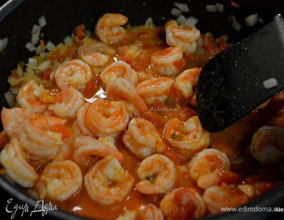 Добавить сальсу (у меня купленная «Табаско» сальса средней пряности), убавить огонь и готовить еще 4 минуты.