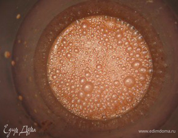 Шоколадную массу аккуратно перемешать со взбитыми сливками. 