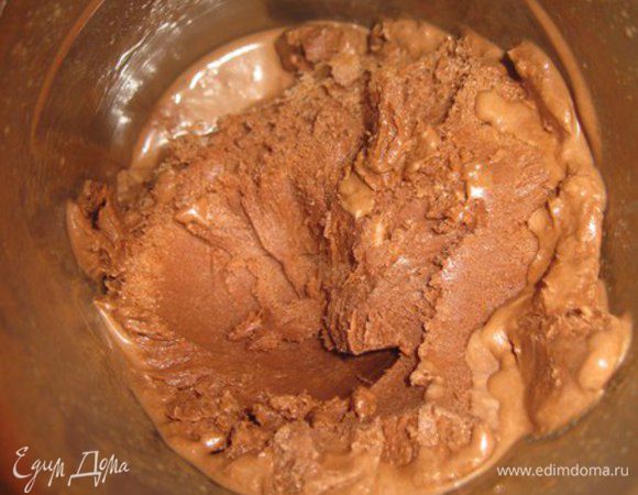 Поставить в морозильную камеру на 4 часа. Через час, 2 и 3 часа еще раз взбиваем. Тогда мороженое получается пышное и мягкое. 
