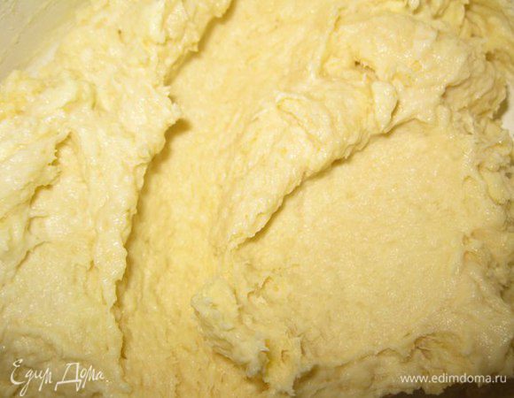 В муку добавить размягченное сливочное масло и перемешать. Добавить Яйцо, воду и соль по вкусу. Все перемешать.