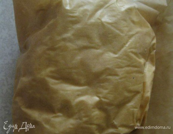 Завернуть в пекарскую бумагу или пищевую пленку и убрать в холодильник на 30 минут.