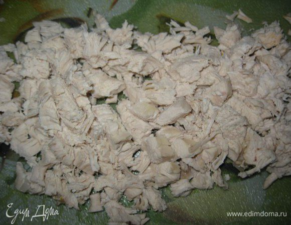 Для начинки отварить филе курицы и порезать.
Лук мелко порезать и поджарить на растительном масле 3-4 минуты.