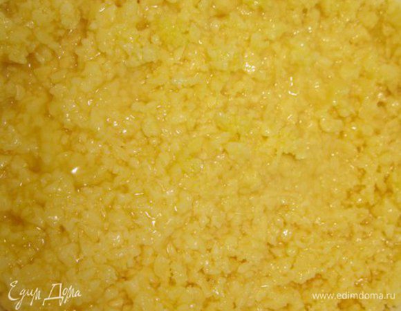 Для заливки: натереть сыр, взбить яйца и перемешать. 