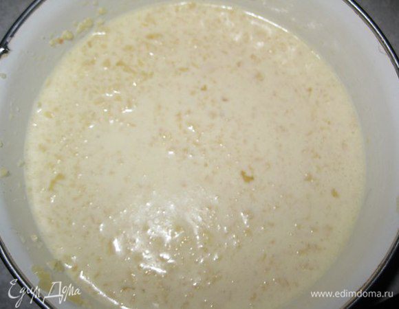 Добавить сливки и все хорошо перемешать. У меня было 120 мл сливок, но можно добавить и больше - до 200.