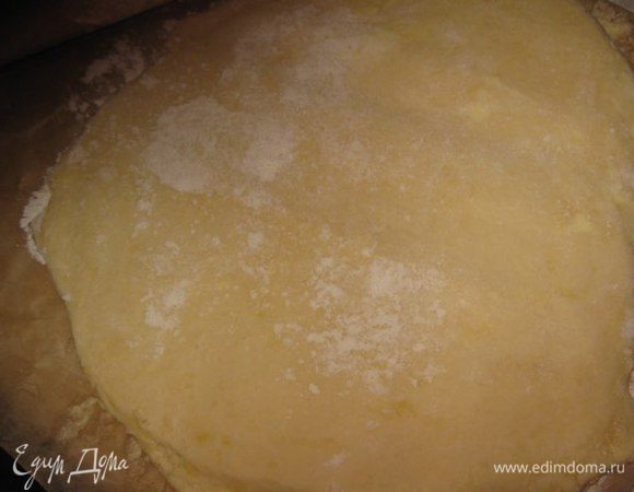 Тесто распределить в смазанной сливочным маслом форме, застеленной пекарской бумагой, с бортиками.