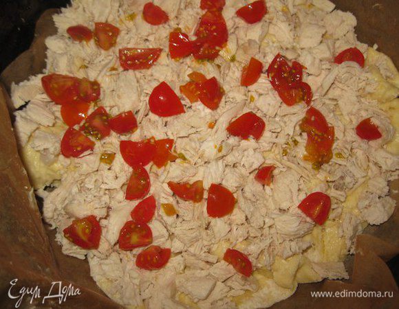 Выложить начинку: курицу, лук и порезанные помидоры черри. Штук 8-10 черри оставить для украшения.