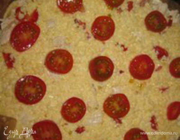 Залить взбитыми сыром, яйцом и сливками. Наверх украсить порезанными кружочками черри. Ставим в разогретую духовку.
