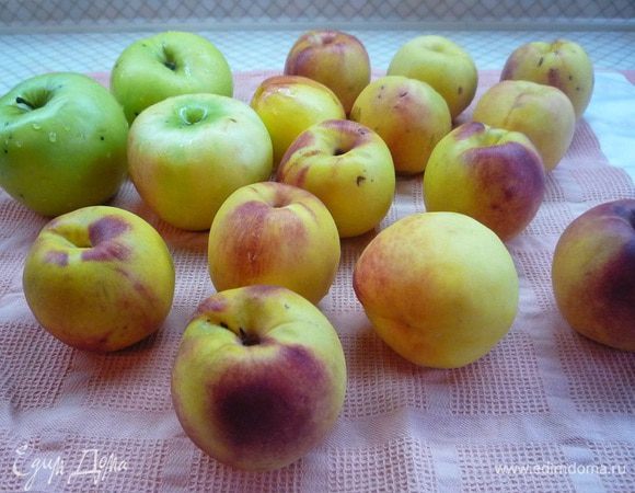 Персики и яблоки промыть, очистить от косточек и кожуры, нарезать дольками.
Из лимона выжать сок, срезать цедру.