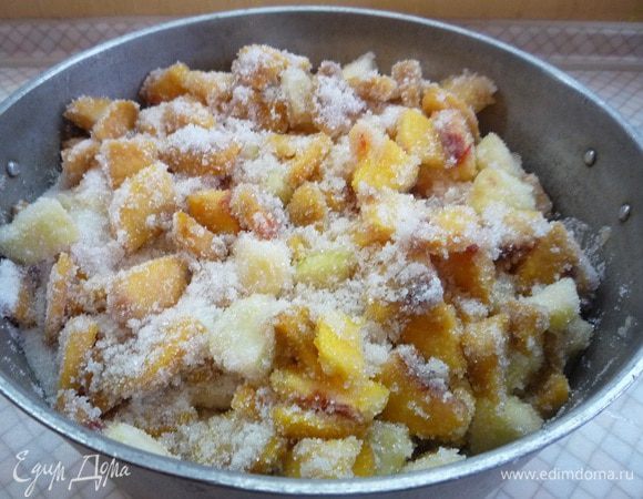 Фрукты положить в кастрюлю, залить лимонным соком, добавить цедру, сахар и аккуратно перемешать.