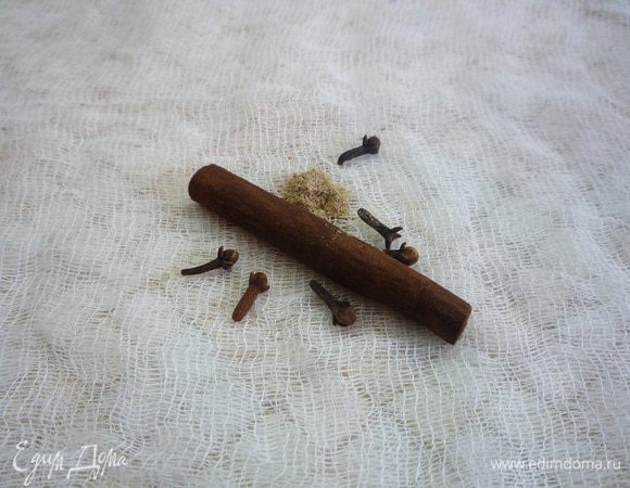 Из марли сделать мешочек, сложить в него специи, и опустить в кастрюлю с фруктами.