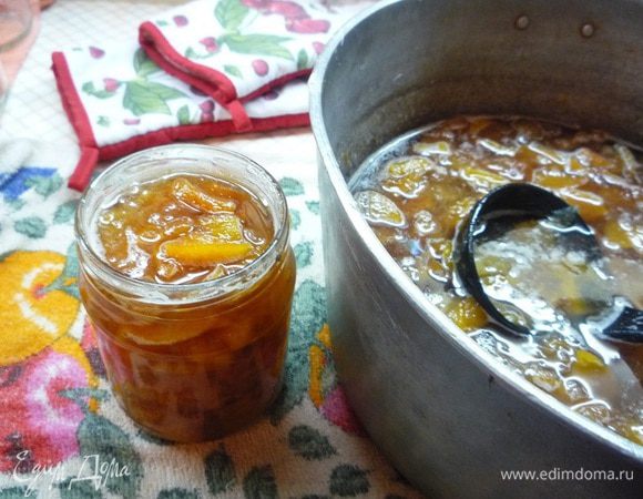 Кастрюлю поставить на огонь, довести до кипения, убавить огонь и варить на медленном огне 20 минут. Не забываем все время помешивать, чтоб фрукты не пригорели.
Готовое горячее варенье разлить по стерилизованным банкам и закрыть крышками.