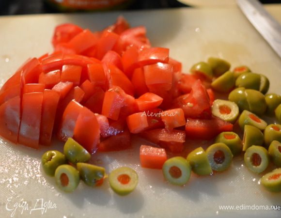 Порезать помидоры и оливки.