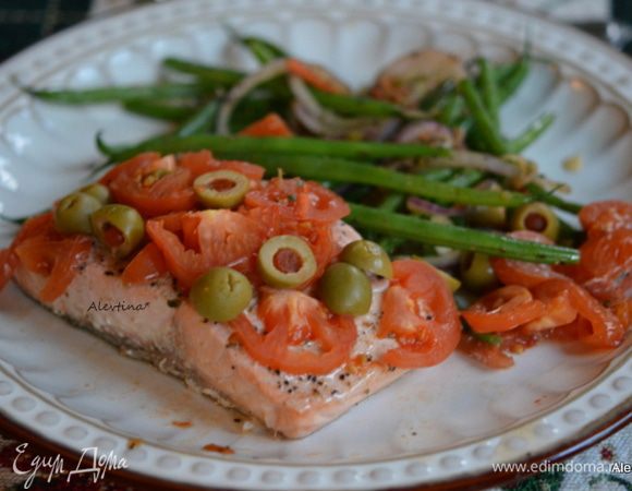 Подаем к столу семгу с томатами и оливками, с овощным гарниром или зеленью. Приятного аппетита.