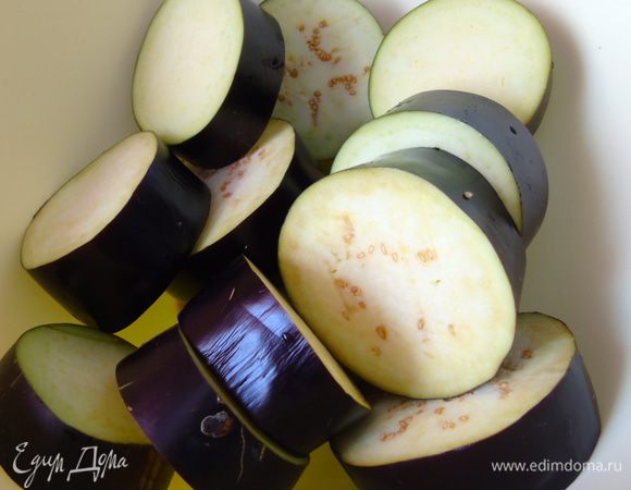 Баклажаны моем и режем толщиной примерно 3 см. Заливаем холодной водой и оставляем на 5 минут.