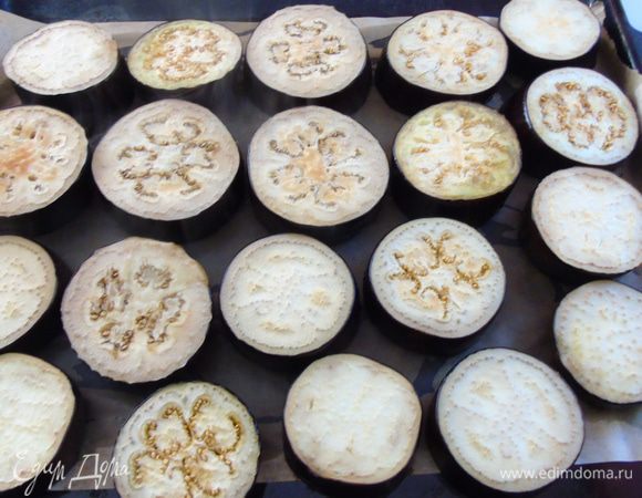 Сливаем воду, обмакиваем бумажным  полотенцем, выкладываем на застеленный пергаментом и смазанный оливковым маслом противень. Отправляем в разогретую до 180С духовку на 10 минут.