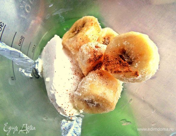 Помещаем йогурт и банан в стакан для взбивания,присыпаем корицей.