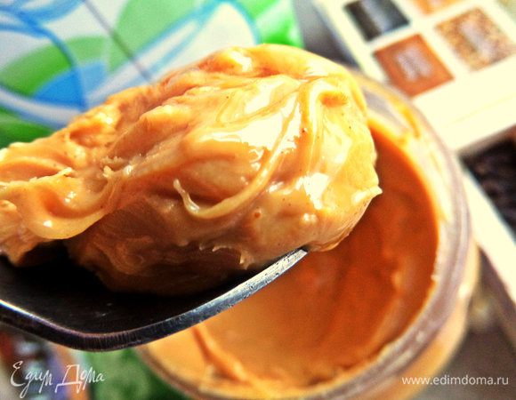 Добавим арахисовую пасту-ложку с горкой.