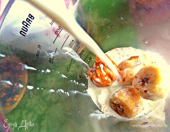 Вливаем молоко и взбиваем.