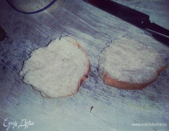 Любая булка для бургеров. У меня в данном случае под рукой была пампушка с чесноком.