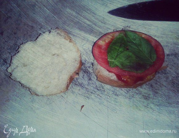 Несколько листочков свежего базилика. (Помидор и базилик лучше сочетание).