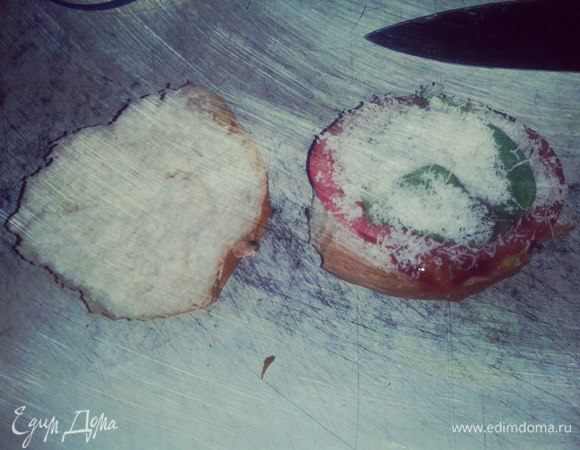 Посыпать тертым пармезаном.