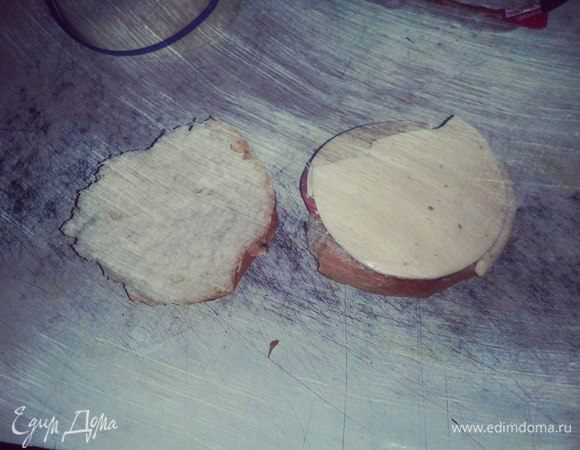 Накрыть кусочком любым твердым или плавленным сыром. Накрыть второй половинкой булки.

При желании можно положить готовый бургер на горячую сковороду (лучше сковороду-гриль) без масла, и накрыть тяжелой крышкой, например от казана. С каждой стороны обжарить по 1 минуте. Это придаст хрустящую корочку нашему бургеру. Приятного!