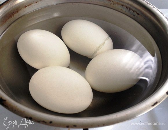 Яйца сварить вкрутую. Охладить.