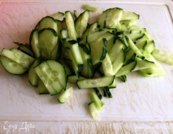 Свежие средние огурцы вымыть, обсушить, нарезать брусочками.