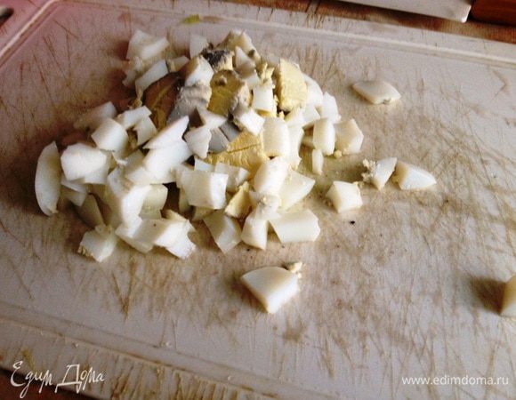 3 яйца очистить и нарезать кубиками.