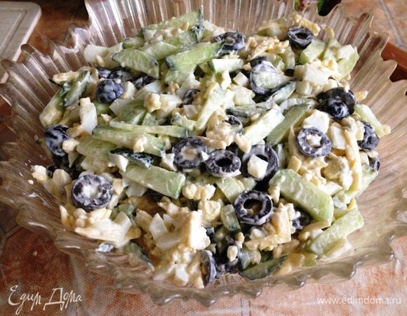 Всё смешать и заправить майонезом. Перемешать ещё раз.