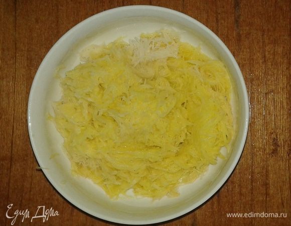 Чистим картофель, трем его на мелкой терке.  