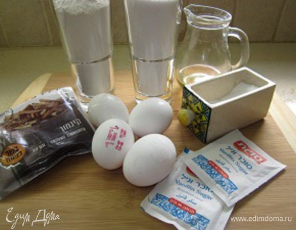 На форму 26 см нам понадобится: 4 яйца, 1 стакан (объем 250 мл) сахара, 
1 стакан муки, 3-4 ст. л. растительного масла, щепотка соли, 1 чайная ложка (можно чуть меньше) корицы, 2 пакетика (по 10 грамм) ванильного сахара,