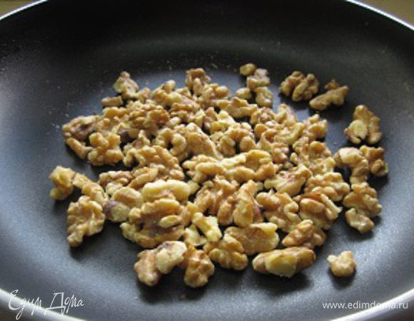 Грецкие орехи обжариваем (а точнее подсушиваем... сейчас будет тавтология... увы!) на сухой сковородке. Этот этап кажется незначительным... но... это не я придумала... "Бог в мелочах!" Не игнорируйте... вкус в разы!!! (Три восклицательных).
