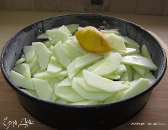 Яблоки моем, сушим, снимаем с них шкурку и режем на тонкие (около 2 мм.) дольки-пластинки. Выжимаем на них лимон (это не только для кисловатого вкуса, это мы делаем в большей степени для того, чтобы яблоки в процессе ожидания своей очереди не окислились и как следствие не потемнели... хотя и кислинка тут тоже не лишняя) перемешиваем и выкладываем в подготовленную форму почти ровным, рыхлым не примятым слоем.