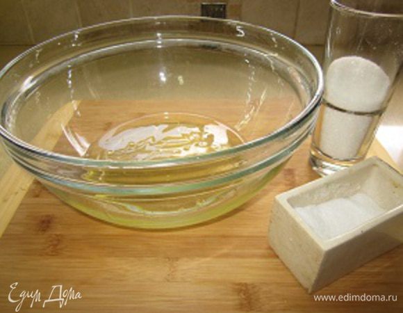 Приготовление теста начинаем с того, что отделяем белки от желтков, в белки добавляем щепотку соли и начинаем взбивать до появления пены, как появляется пена, не переставая взбивать, тонкой струйкой вводим в белок половину (пол стакана) нормы приготовленного сахара и
