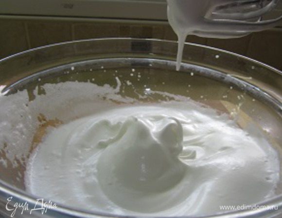 Взбиваем минут 5-7 пока пена не станет блестящей, устойчивой, очень пышной.