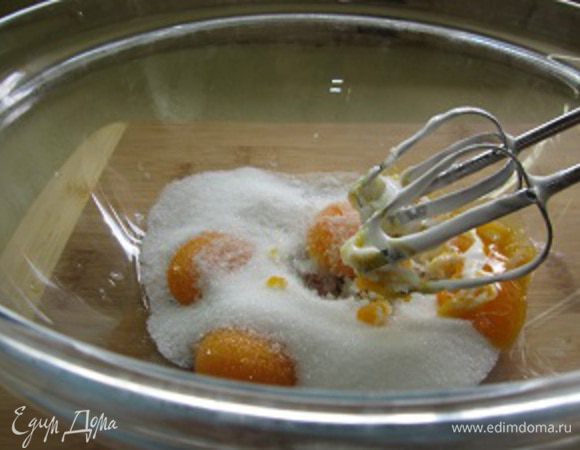 Оставшийся сахар и ванильный сахар добавляем к желткам и взбиваем их пока масса не побелеет и не увеличится в объеме минимум в 2-3 раза. В идеале, хотелось бы дождаться, чтобы сахар полностью  растворился в желтках.
