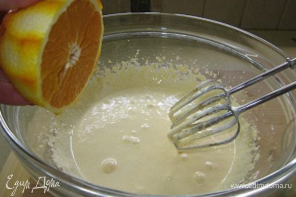 В хорошо взбитые желтки с сахаром добавляем сок половинки апельсина и растительное масло. Еще раз перемешиваем все миксером.