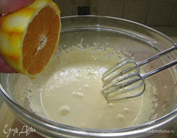 В хорошо взбитые желтки с сахаром добавляем сок половинки апельсина и растительное масло. Еще раз перемешиваем все миксером.
