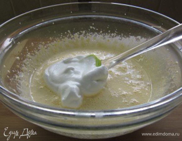 Больше миксер нам не понадобиться. Берем лопатку и добавляем в желтки около трети от общей массы взбитых белком. Перемешиваем... нежно и уверено!
