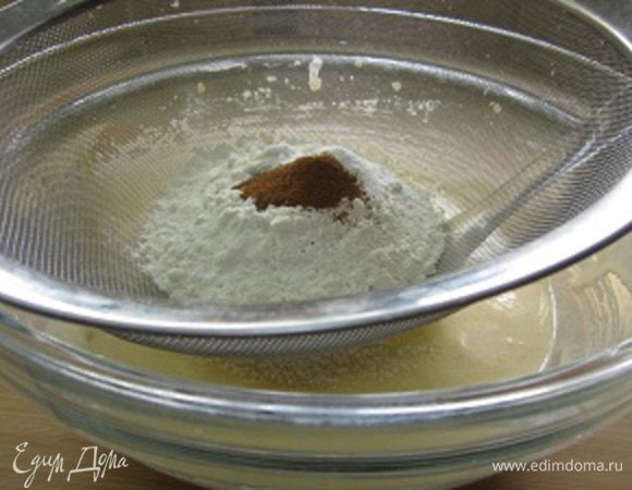 Теперь пришла очередь добавить муку и корицу. Просеиваем и перемешиваем до гладкости. Пока не убедимся, что мука в тесте распределилась равномерно, без комочков.
