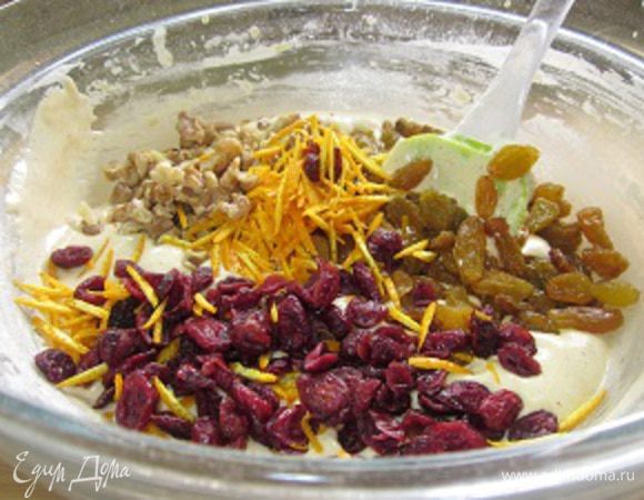 Добавляем в тесто цедру, клюкву, изюм и орехи. Хорошо перемешиваем, распределяя "начинку" равномерно
