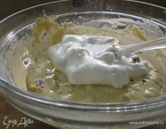 и очень аккуратно, нежно и в одном направлении вмешиваем, как бы заворачивая их внутрь, в тесто оставшиеся белки.
