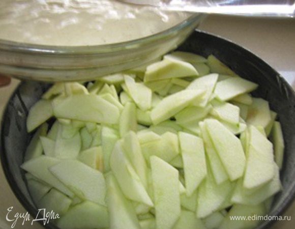 Готовое тесто выливаем сверху на подготовленные яблоки. Вот здесь вопрос, наверное, спорный! Можно, конечно, яблоки тоже вмешать в тесто, чтобы они встречались там равномерно, но... Очень нравиться мне, когда пирог в конце получается как бы слоистым.  Внизу слой яблок с тестом, а сверху как бы второй пирог с очень продуманными и подходящими к яблокам вкусами.
